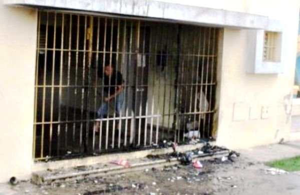 POR RAFAEL MARTINEZ rafaelmartinezmoca@gmail.com   MOCA.- La comisión que evaluó los daños causados a la infraestructura física e inmobiliaria del Centro Modelo de Corrección y Rehabilitación de la Isleta dispuso el traslado de 35 internos a las cárceles del 15 de Azua y La Victoria, según informó el vicepresidente del Patronato, licenciado Fernando Moronta. Se estima que los daños provocado a la infraestructura e inmobiliarios ascienden al millón de pesos. La disposición de trasladar a los internos se tomo luego de que la comisión evaluadora integrada por el Patronato, miembros de la Procuraduría General de la República y de la Gestión de reforma penitenciaria observó las cámaras  de vigilancia instaladas en el interior del penal, y pudieron contactar los internos que participaron en el motín Durante el motín de ayer los internos se movilizaron y destruidos camas, puertas quemaron colchones, lámparas, once teléfonos, barrotes de hierro, tinacos, bebedores, inodoros en dos de los tres pabellones. El licenciado Fernando Moronta expresó que los dos pabellones que sufrieron daños considerables en sus estructuras se están evaluando para ser corregido en la mayor brevedad posible. Dijo que los familiares de los internos pueden ir al Centro de Corrección para buscar información o llamar al teléfono 809-578-7005, hasta que se rehabiliten las líneas destruidas. En el Centro de Corrección y Rehabilitación de la Isleta tiene una población de internos de 581, para una capacidad de 704. Piden mejor trato a los internos El Movimiento Popular los Peregrinos demandó de las autoridades penitenciarias adoptar de mecanismo mas humano a favor de los internos del Centro de Corrección y Rehabilitación de la Isleta. Juan Comprés dijo que el motín que se originó ayer fue provocado por el inhumano trato que reciben los internos por parte la dirección del penal y calificó al Patronato como infuncional. El dirigente popular manifestó que los internos son sometidos a torturas físicas en violación a los derechos humanos.